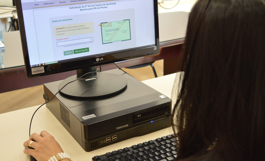 Mulher acessando link para serviço online no site da PCPR