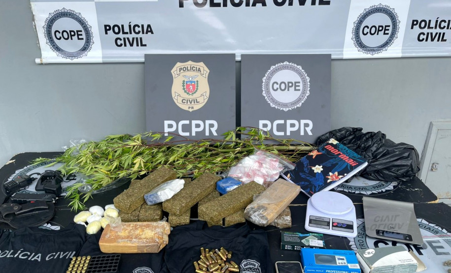 Produtos apreendidos sobre uma mesa