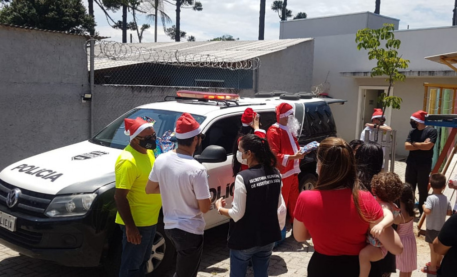 Policiais e crianças aparecem em foto durante ação social