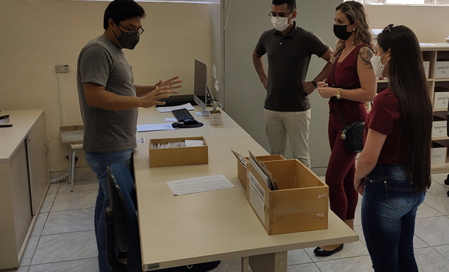 Grupo de candidatos a cargos da PCPR visitam instituição