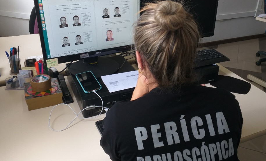 Policial civil analisa informações no banco de dados de registros gerais