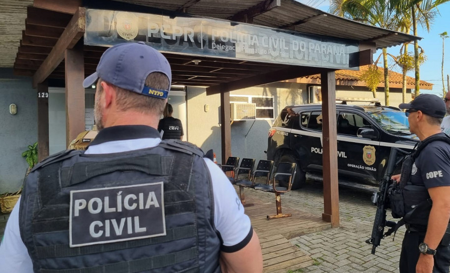 Policiais civis em frente à delegacia