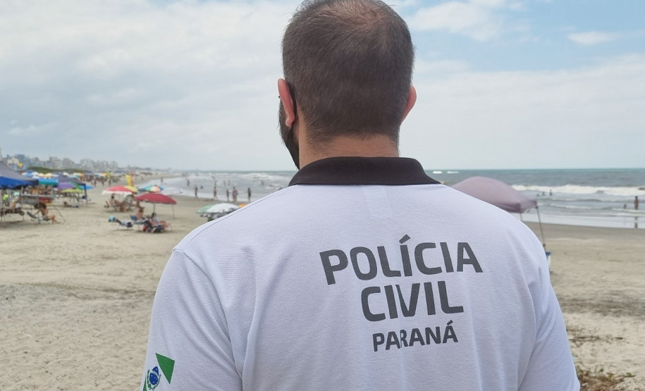 Policial civil observa veranistas na praia