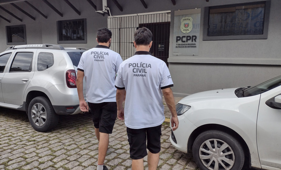 Dois policiais civis em frente à delegacia