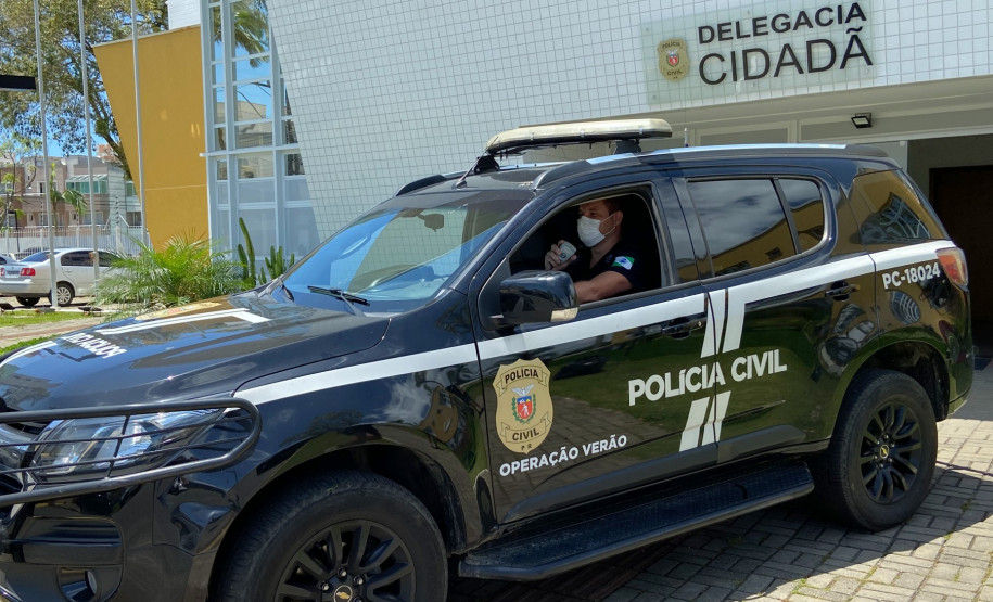Policial civil saindo com viatura em frente à delegacia cidadã