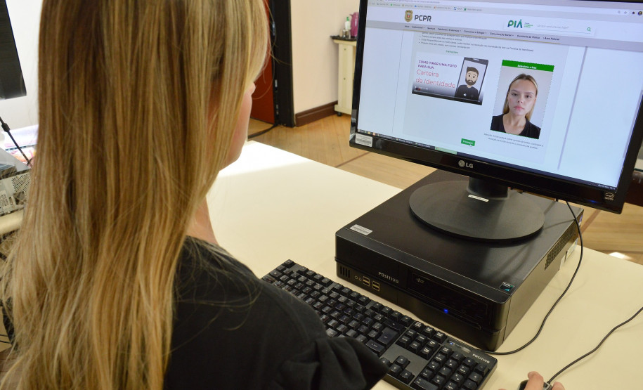 Cidadã alterando foto de RG pelo site da Polícia Civil