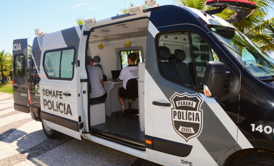 Policial civil atendendo veranista na van