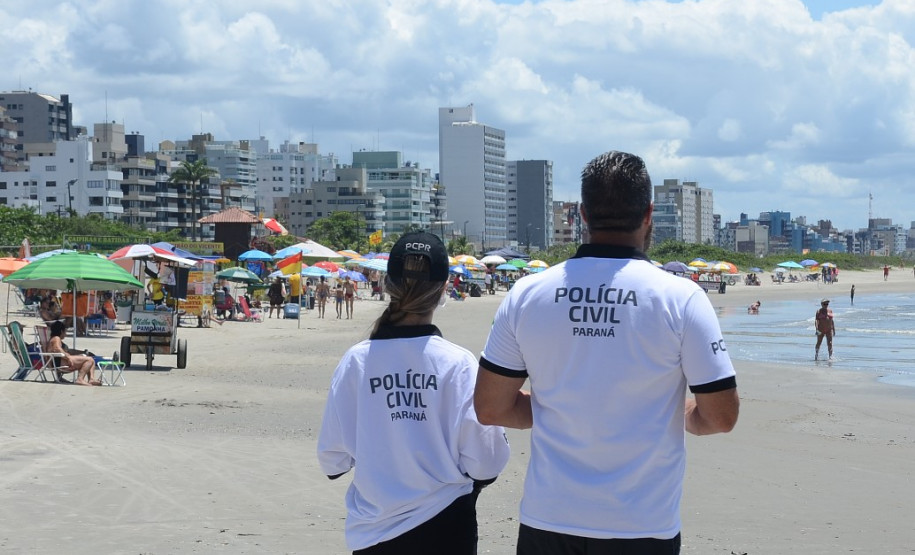 Dois policiais observam movimento dos veranistas