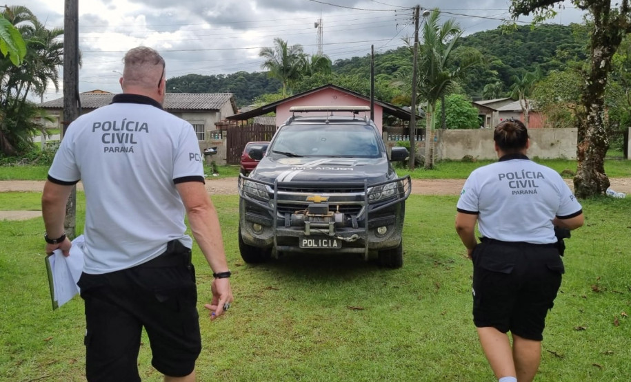 Dois policiais de costas indo até a viatura