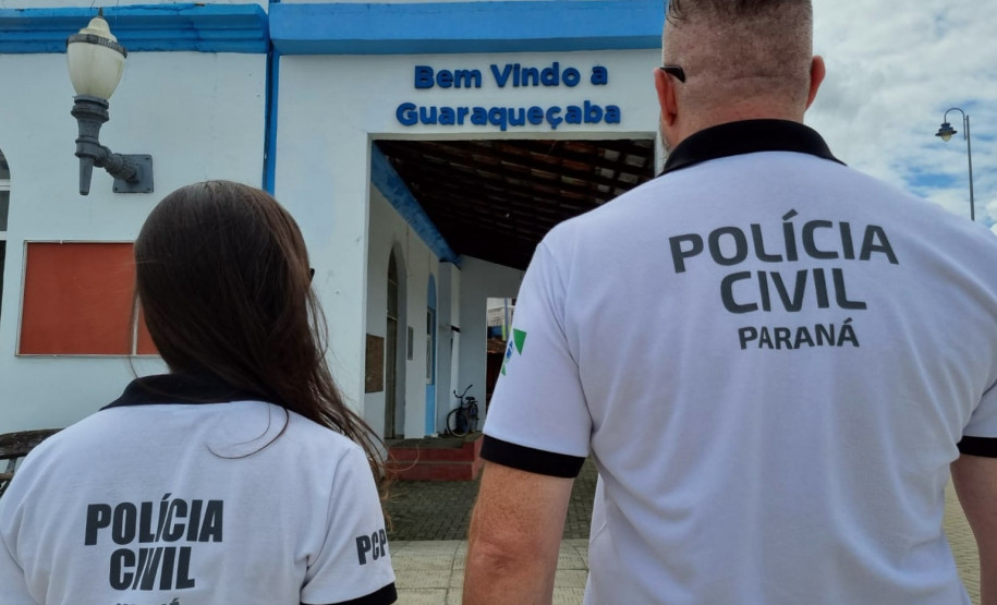 Dois policiais de costas