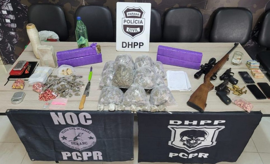 Material apreendido sobre uma mesa