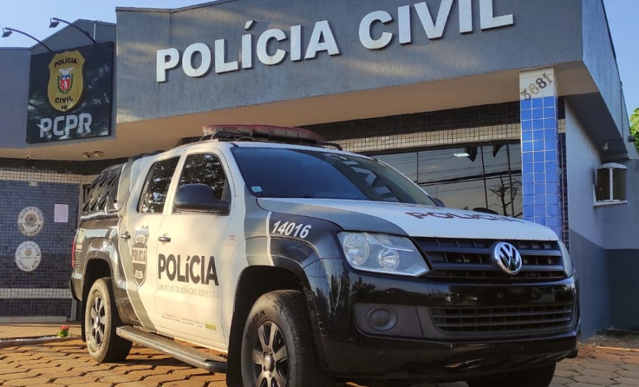 Viatura em frente à delegacia