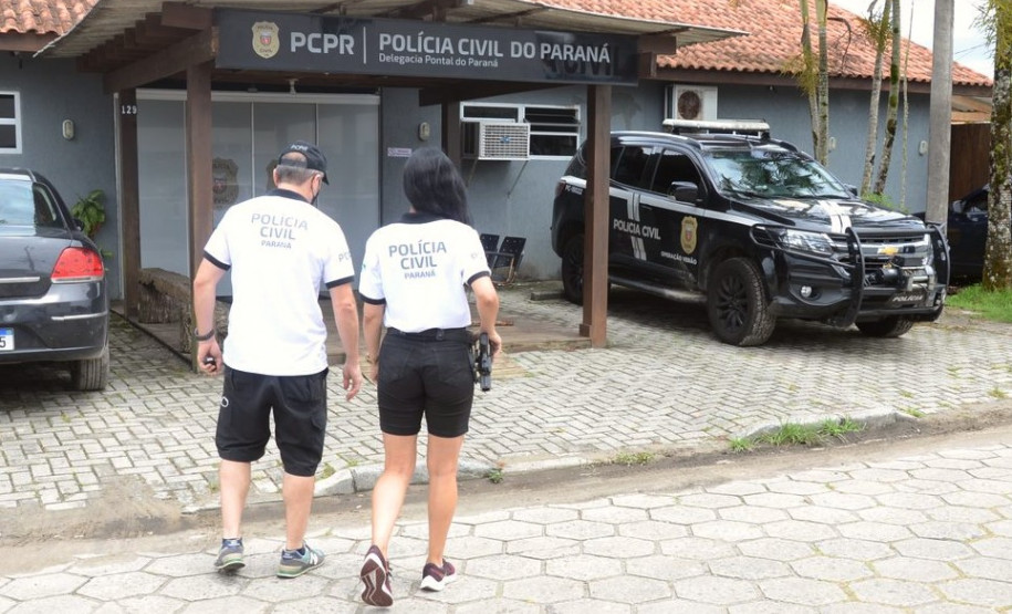 Dois policiais caminhando até delegacia