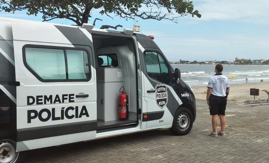 Van estacionada no litoral de Guaratuba