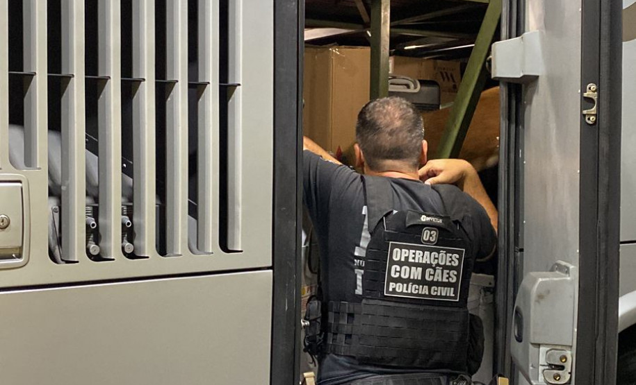 Policial civil fiscaliza ônibus interestadual em Mandaguari