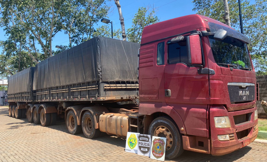 OPERAÇÃO HÓRUS: PCPR, PMPR e PF apreendem caminhão com 1,2 mil caixas de cigarros em Pérola