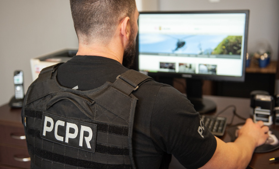 Policial civil ao computador