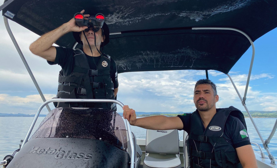 Policiais civis em patrulhamento