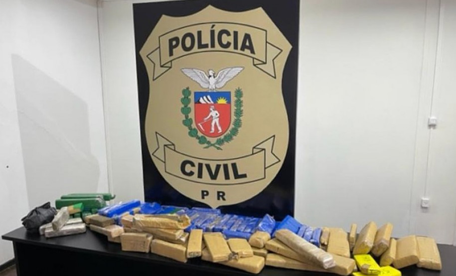 Tabletes de droga apreendida sobre uma mesa