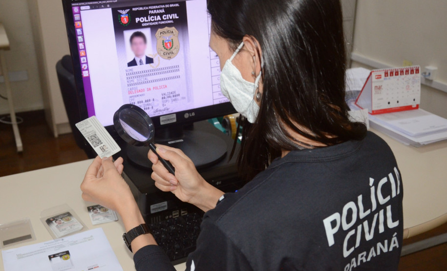Policial civil analisa modelo do novo RG