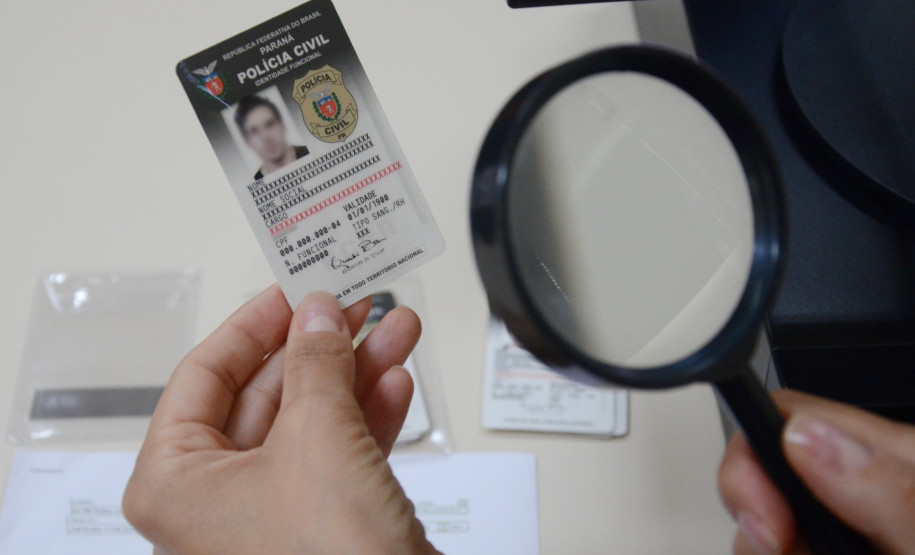 Policial civil analisa modelo do novo RG