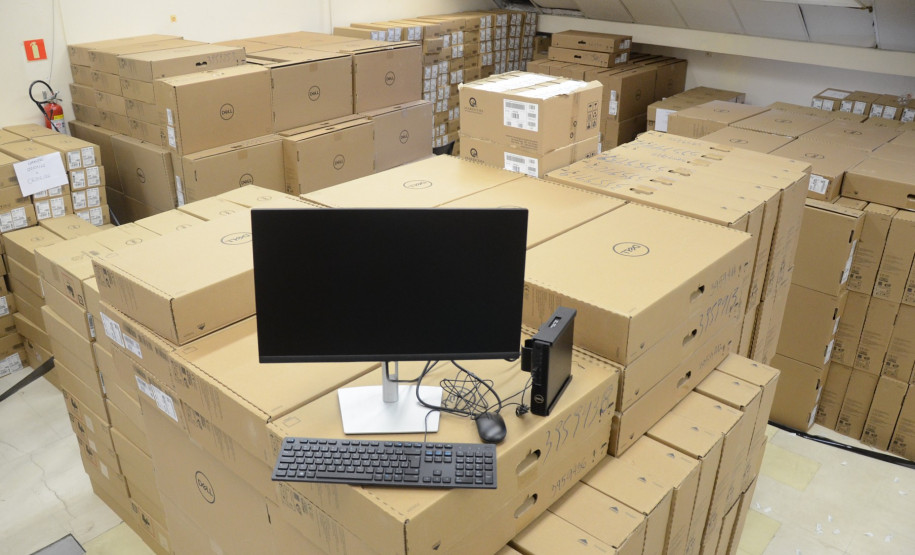 Centenas de caixas com novos computadores para a PCPR