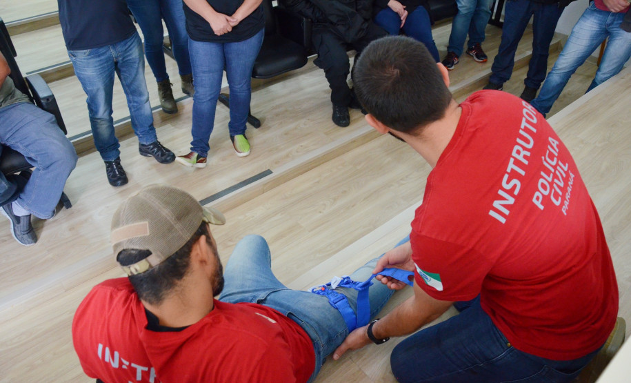 Instrutores da polícia civil expondo método de contenção de sangramento