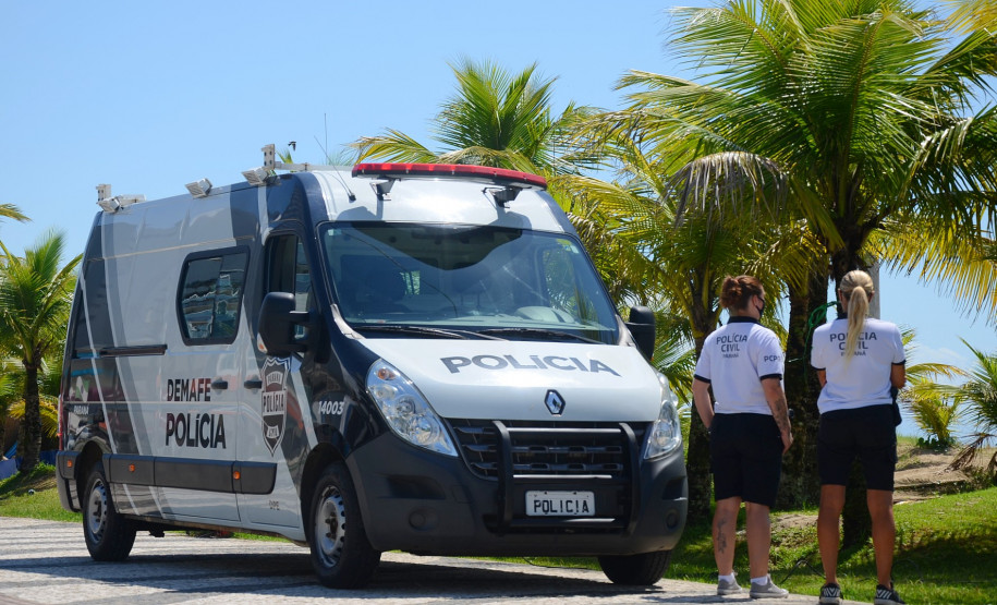 Duas policiais civis ao lado da van estacionada no litoral