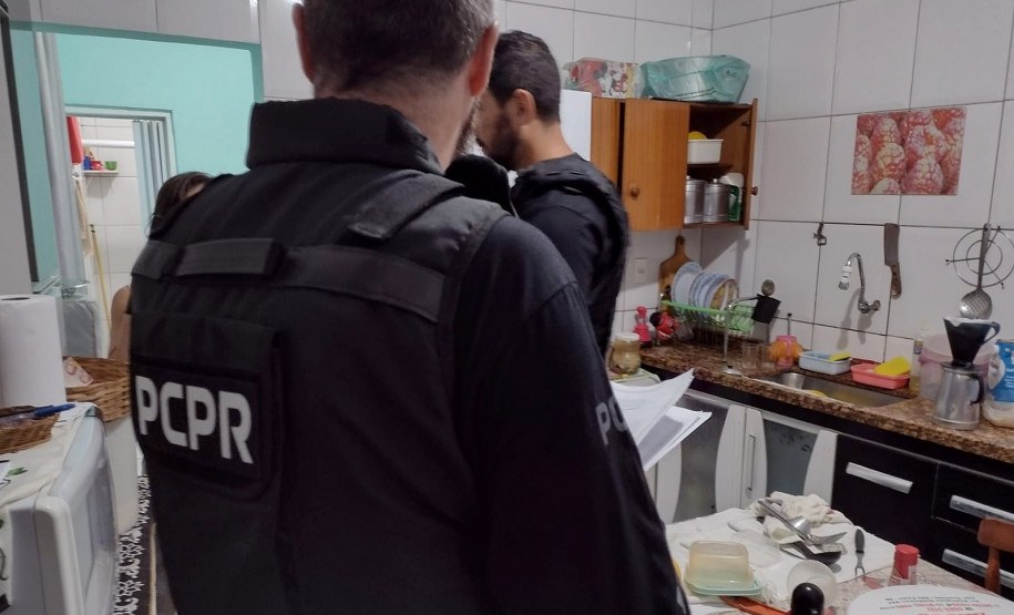 Dois policiais investigando lugar