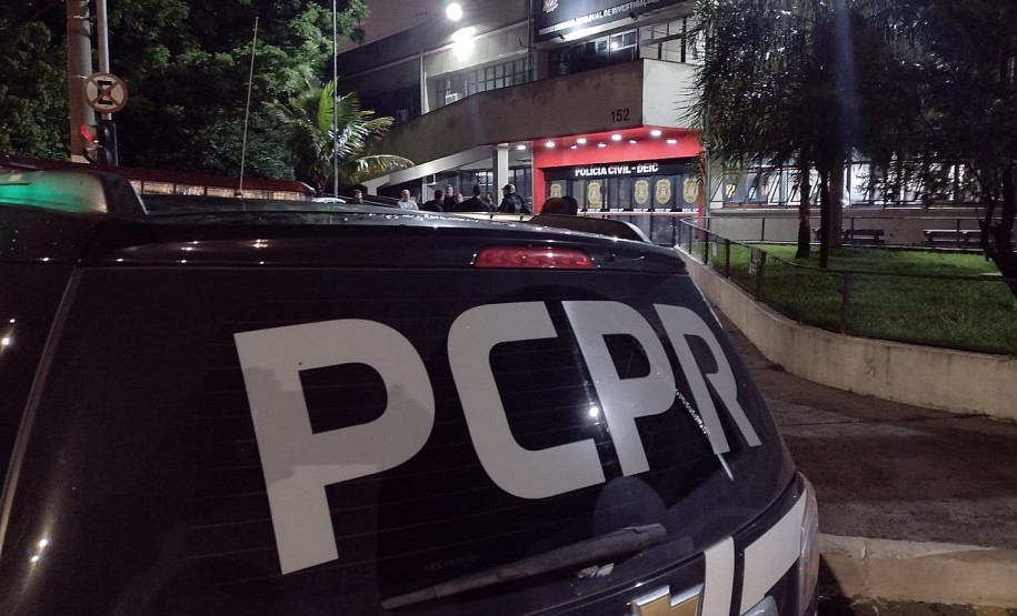 Viatura estacionada em frente a DEIC