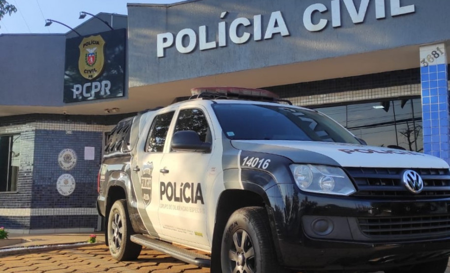 Fachada da delegacia com uma viatura em frente