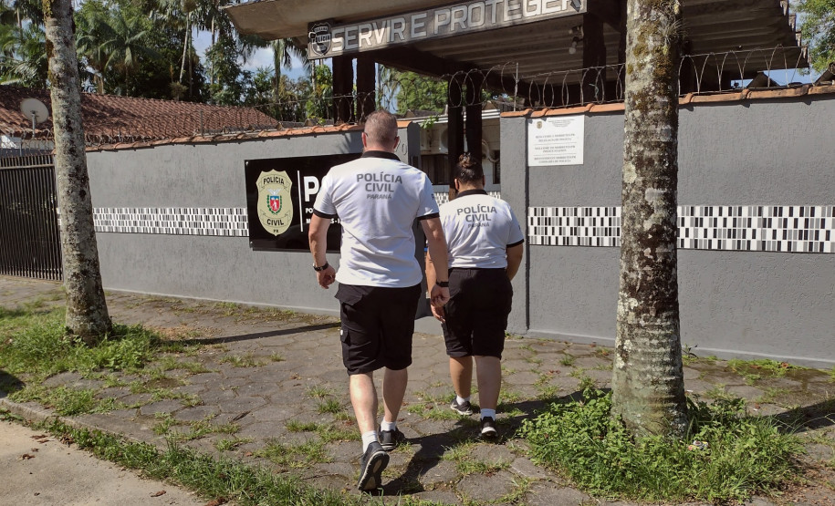 Dois policiais entrando na delegacia de Morretes