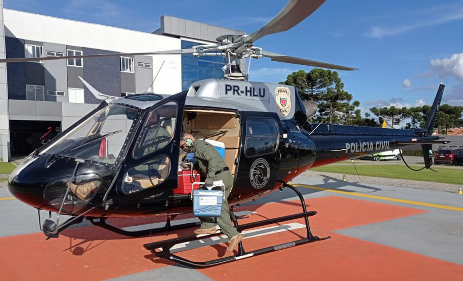 Policial civil saindo de helicóptero com órgãos a serem transplantados