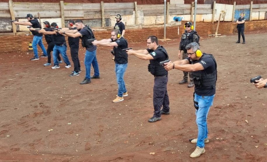 Policiais civis apontando armas para alvos