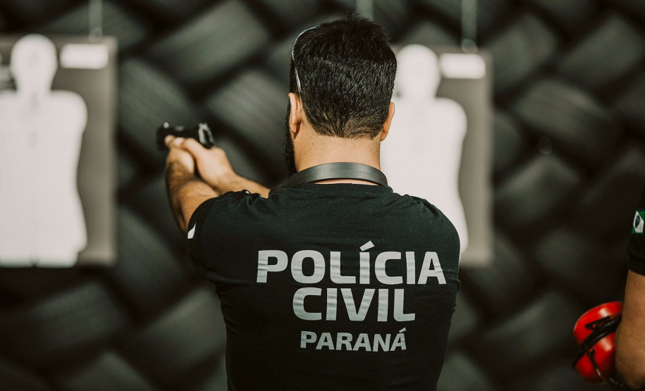 Policial civil aponta arma para alvo