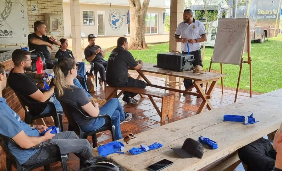 Policiais civis recebendo instruções