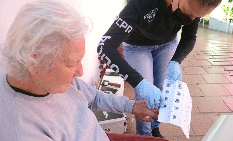 Policial civil recolhe impressão digital de idosa
