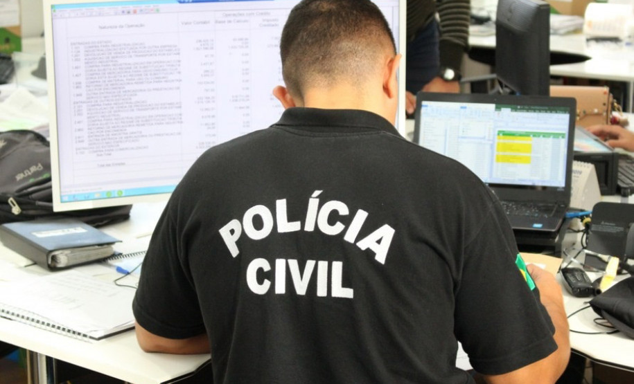Policial civil ao computador