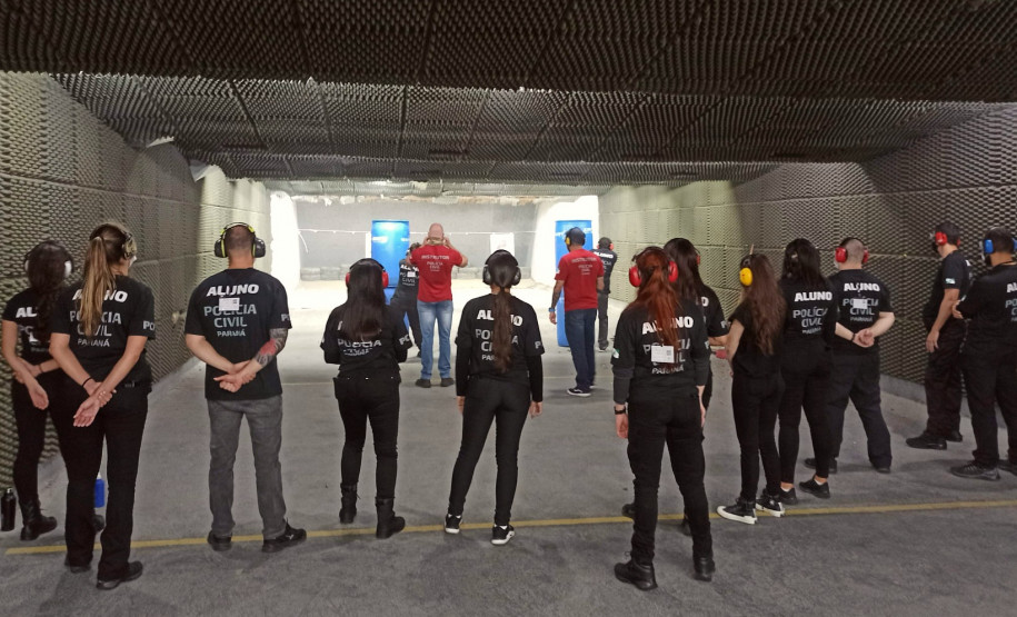Alunos da PCPR em estande de tiros