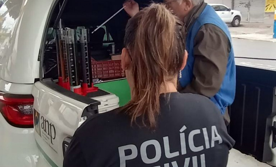 Policial civil fiscalizando posto de combustível