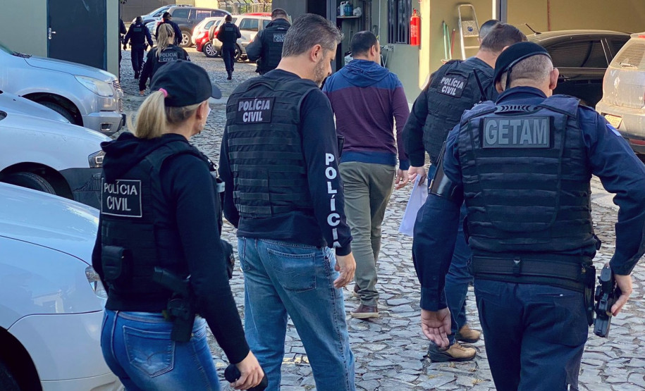 Diversos policiais reunidos