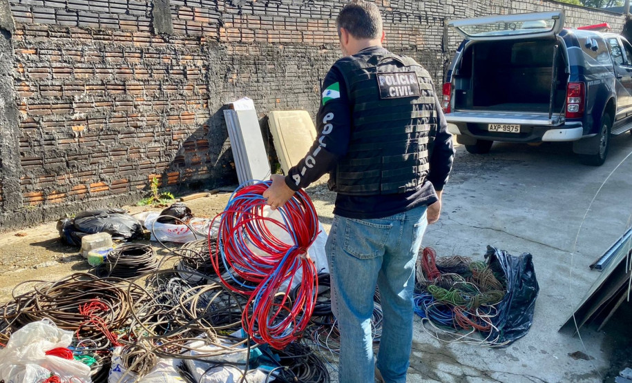 Policial civil recolhendo materias furtados