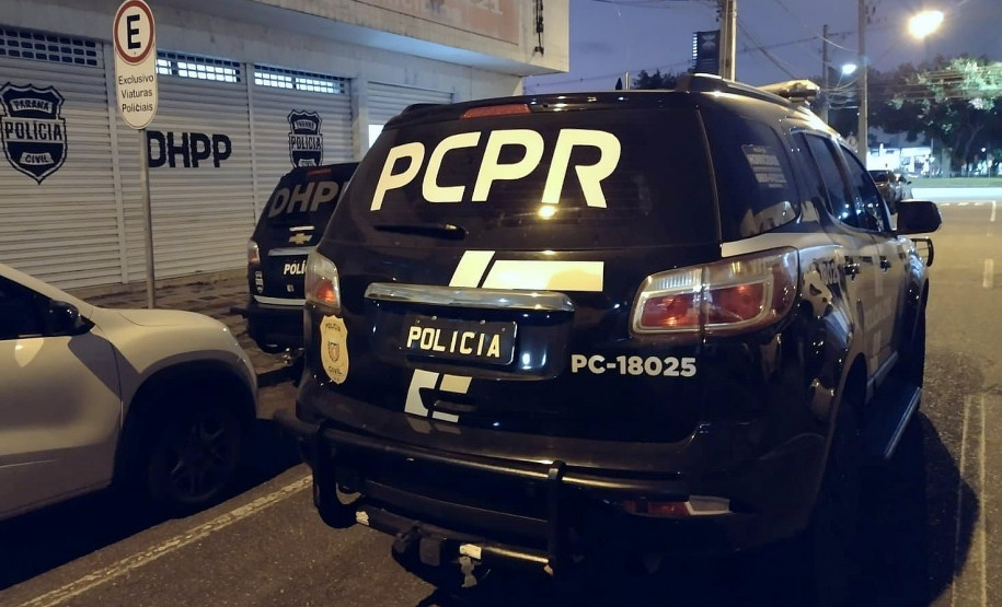 Viatura da PCPR em frente à DHPP