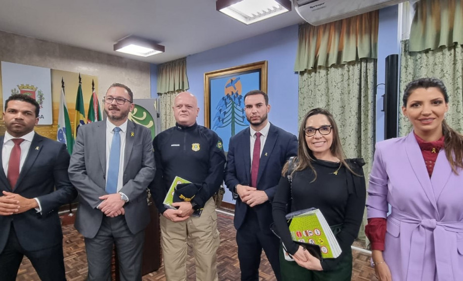 Participantes do evento posando para foto