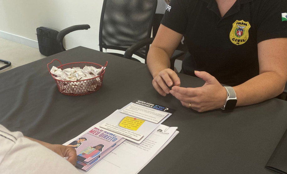 Policial civil orientando cidadão