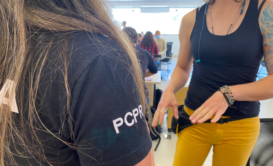 Policial civil orientando cidadão