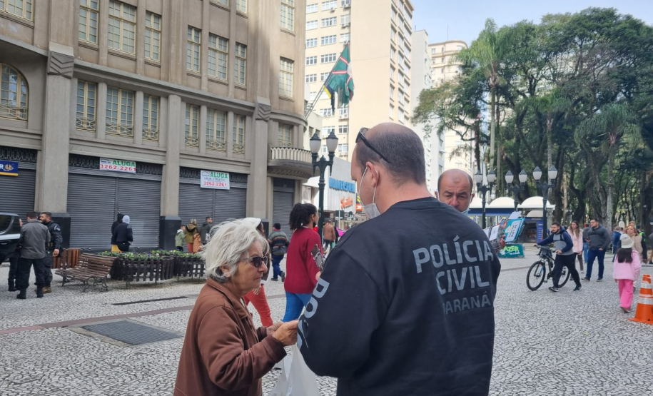PCPR e GM realizam evento de conscientização sobre drogas no Centro de Curitiba