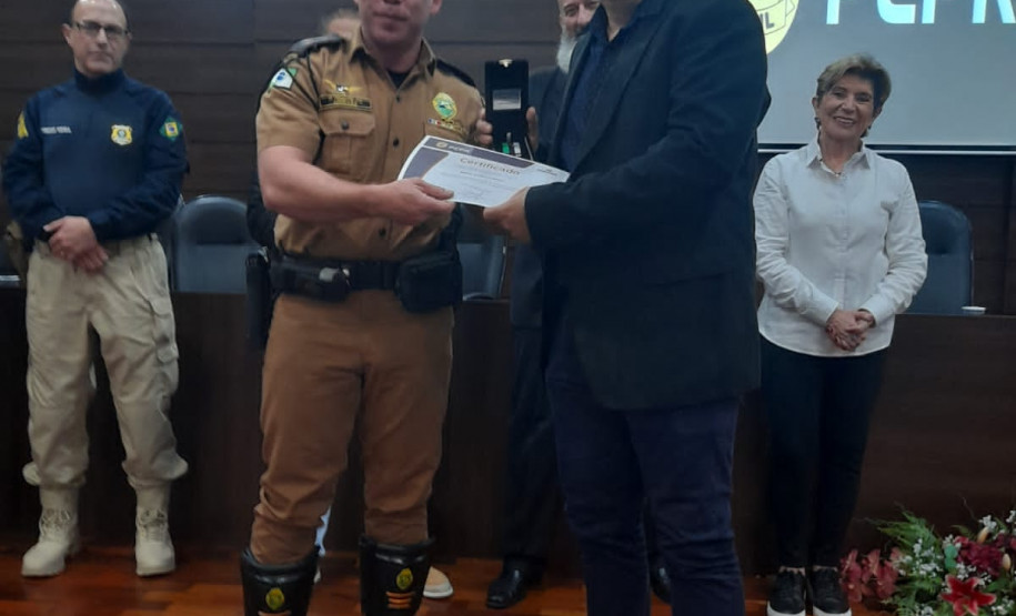 PCPR realiza entrega de medalhas para policiais civis em Ponta Grossa
