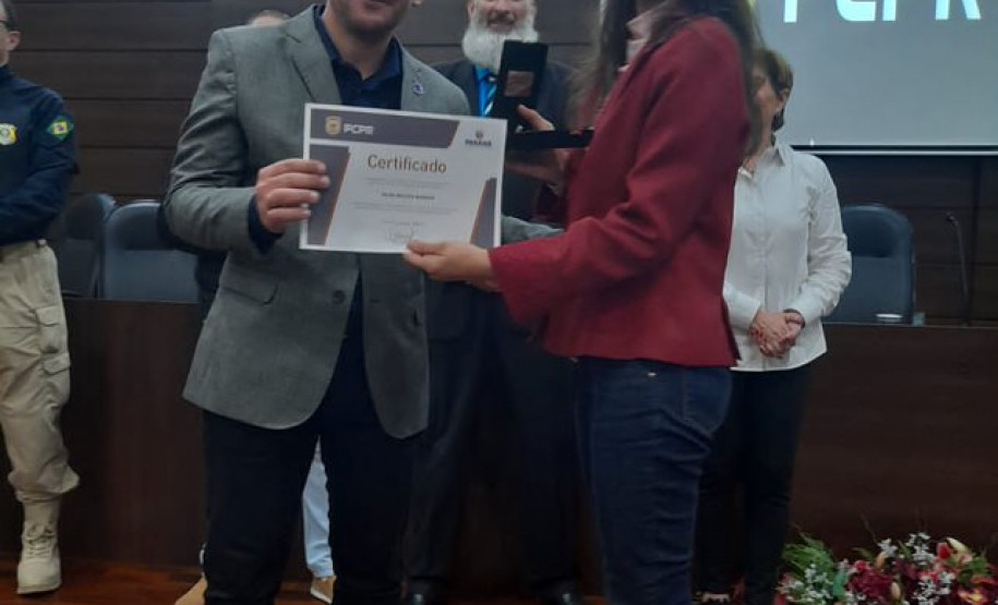 PCPR realiza entrega de medalhas para policiais civis em Ponta Grossa