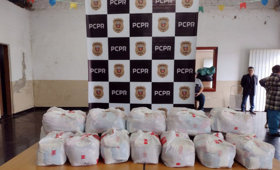 Diversas cestas sobre uma mesa. Ao fundo, banner da PCPR